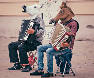 Geschwister, die zusammen Musik machen